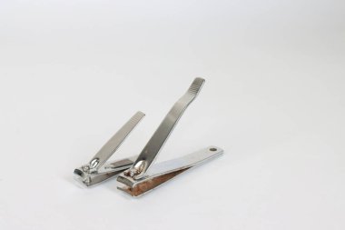 Eskimiş ayak ve tırnak makası ıssız beyaz arka planda