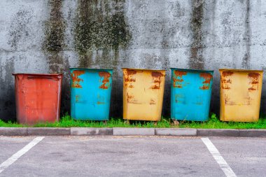 Beton Eski Duvarın Önündeki Renkli Metal Çöp Kutuları.