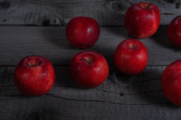 Röda Äpplen Färsk Mogen Frukt Träets Rustika Bord Förgrundsfokus Foto — Stockfoto