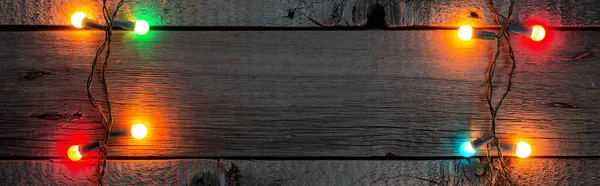 Tahta Kırsal Arkaplanda Noel Işıkları. Yılbaşı ve Yeni Yıl Tematik Clipart için Duvar Kağıdı.