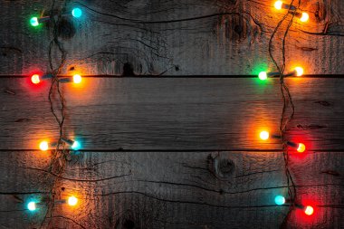 Tahta Kırsal Arkaplanda Noel Işıkları. Yılbaşı ve Yeni Yıl Tematik Clipart için Duvar Kağıdı.