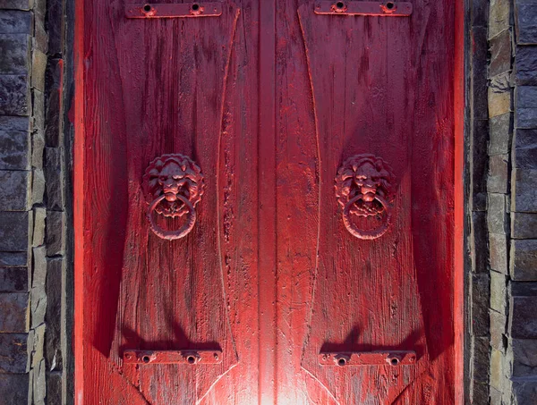 Puerta Madera Vintage Con Cabezas Leones Como Manijas —  Fotos de Stock