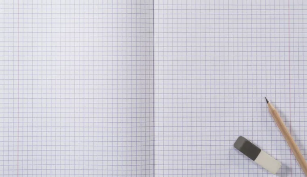 消しゴムが付いているミリメートル グリッド ページおよび鉛筆が付いている学校のノート — ストック写真