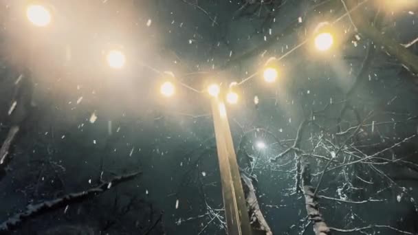 Snöfall Belysning Vid Gatan Garland Lampa Lykta Vintersäsong Atmosfärisk Video — Stockvideo