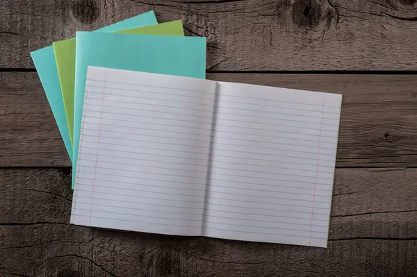 Eski Ahşap Yüzeyde Lined Pages olan okul defteri. Clipping Path ile Dosya.