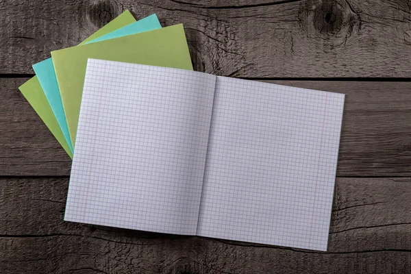 Eski Ahşap Yüzeyde Milimetre Şebeke Sayfaları olan Okul Defteri. Clipping Path ile Dosya.