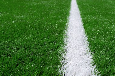Futbol sahasında beyaz çizgili yapay çim. Ön plan Odaklanma Fotoğrafı.