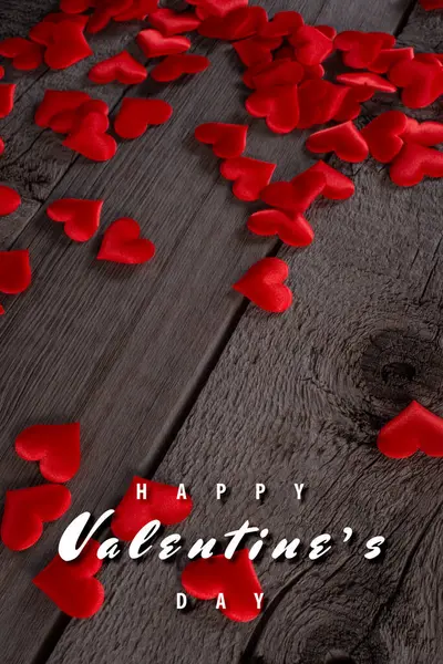 Kırsal ahşap arka planda kırmızı kalpler, Sevgililer Günü ya da romantik kavramlar için ideal.