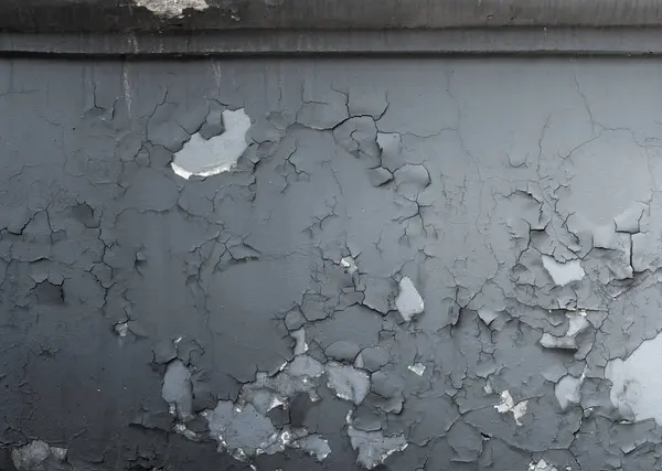 Gri bir duvarın desenli yüzeyi, soyulmuş ve çatlamış boyalar, yaş ve çürümeyi çağrıştırıyor. Geçmişler için idealdir, yaşlanma materyallerinin resmedilmesi ve inşaat veya ev gelişiminde güçlüklerin temsil edilmesi.