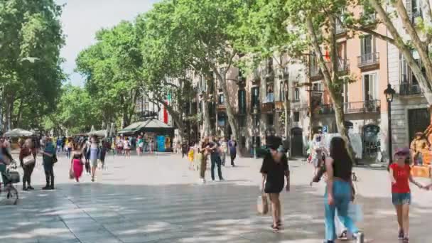 Время Rambla Барселона Испания Май 2023 Прогулки Туристов Оживленному Бульвару — стоковое видео