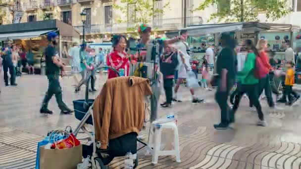スペイン バルセロナのラランブラ通りをタイムラプス 2023年5月4日 バルセロナの象徴的なラランブラ通りの活気ある午後を歩く観光客 — ストック動画