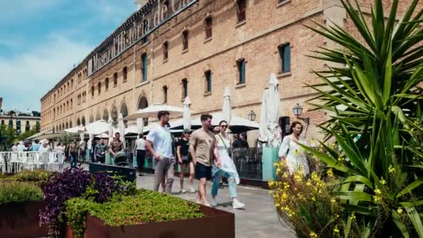 Turistas Ambulantes Vibrante Tarde Perto Museu História Catalunha Barcelona Espanha — Vídeo de Stock