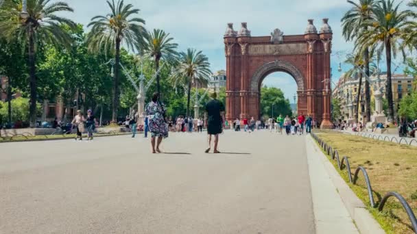 在巴塞罗那凯旋拱门附近的一个充满活力的下午 游客们在散步 西班牙巴塞罗那 2023年5月4日 — 图库视频影像