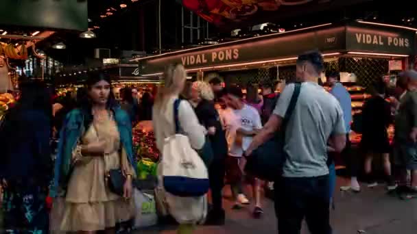 大規模な公共市場でのタイムラプスLa Boqueria バルセロナ スペイン 2023年5月17日 バルセロナの象徴的な市場の活気ある午後を歩く観光客 — ストック動画