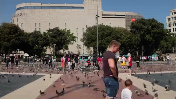 スペイン バルセロナのカタルーニャ広場でティムが死去 2023年5月17日 バルセロナの象徴的な場所の活気のある午後に歩く観光客 — ストック動画