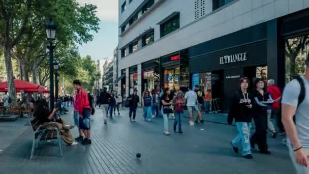 スペイン バルセロナのカタルーニャ広場でティムが死去 2023年5月17日 バルセロナの象徴的な場所の活気のある午後に歩く観光客 — ストック動画