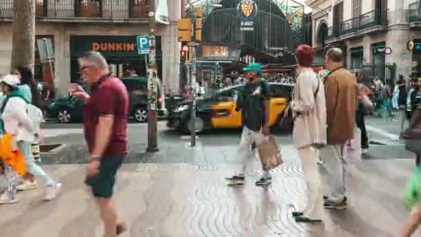 スペイン バルセロナのラランブラ通りでのタイムラプス 2023年5月17日 バルセロナの象徴的なラランブラ通りの活気ある午後に観光客を歩く — ストック動画