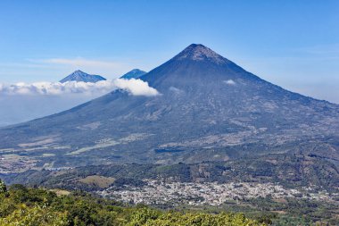 Pacaya volkanı, Guatemala, Orta Amerika 'dan De Agua volkanı manzarası. 