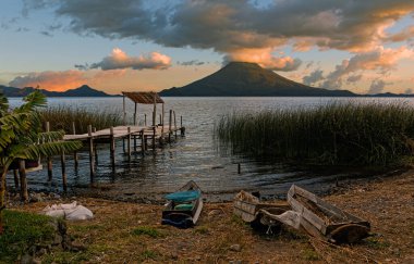 Arkasında Toliman Volkanı olan Atitlan Gölü 'nde güzel bir günbatımı. Santa Cruz la Laguna, Guatemala.
