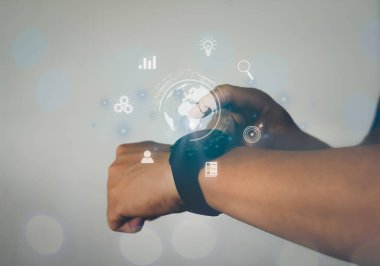 İnsan eli internetteki veri ve bilgilere ulaşmak için akıllı wacth kullanır.