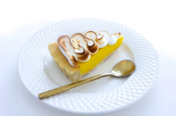 白色盘子里的一块馅饼用金子装饰 — 图库照片