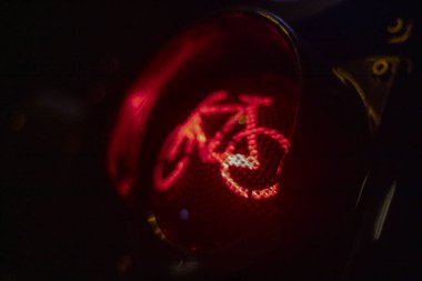 Akşamları bisiklet ışığı Avrupa sokaklarında parlıyordu.