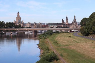 DRESDEN, ALMANY - 06 Temmuz 2024: Carola Köprüsü 'nün üzerinden eski şehre doğru Elbe Nehri' nin manzarası. Yüksek kalite fotoğraf