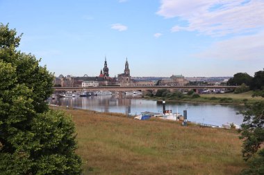 DRESDEN, ALMANY - 06 Temmuz 2024: Carola Köprüsü 'nün üzerinden eski şehre doğru Elbe Nehri' nin manzarası. Yüksek kalite fotoğraf