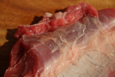 Çiğ et dilimi ahşap kesim tahtasında bir ahşap. Yüksek kalite fotoğraf