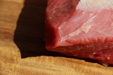 Çiğ et dilimi ahşap kesim tahtasında bir ahşap. Yüksek kalite fotoğraf