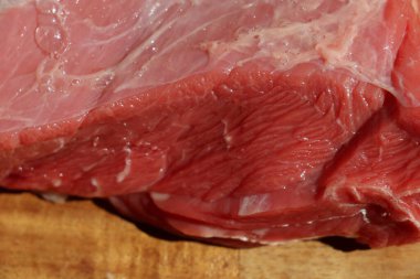 Çiğ et dilimi ahşap kesim tahtasında bir ahşap. Yüksek kalite fotoğraf