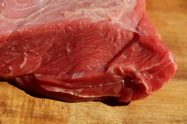 Çiğ et dilimi ahşap kesim tahtasında bir ahşap. Yüksek kalite fotoğraf