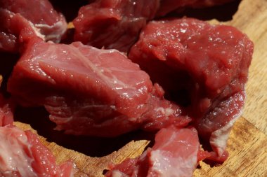 Doğranmış kırmızı sığır eti ya da tahta kesme tahtasındaki gulaş. Yüksek kalite fotoğraf