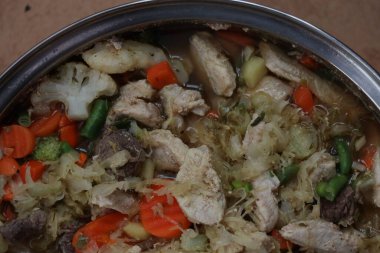 Gulaş sebze çorbası, domuz eti, lahana turşusu, brokoli, çömlekte havuç. Yüksek kalite fotoğraf