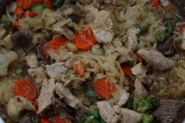 Gulaş sebze çorbası, domuz eti, lahana turşusu, brokoli, havuç. Yüksek kalite fotoğraf