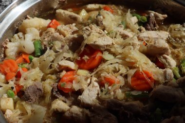 Gulaş sebze çorbası, domuz eti, lahana turşusu, brokoli, çömlekte havuç. Yüksek kalite fotoğraf