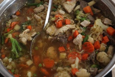 Gulaş sebze çorbası, domuz eti, lahana turşusu, brokoli, çömlekte havuç. Yüksek kalite fotoğraf