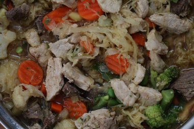 Gulaş sebze çorbası, domuz eti, lahana turşusu, brokoli, havuç. Yüksek kalite fotoğraf