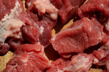 Doğranmış kırmızı sığır eti ya da tahta kesme tahtasındaki gulaş. Yüksek kalite fotoğraf