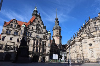 DRESDEN, ALMANY - 06 Temmuz 2024: Schlossplatz veya Hausmannsturm ve Hofkirche ile kale meydanı. Yüksek kalite fotoğraf