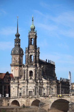 DRESDEN, GERMANY - 06 Temmuz 2024: Sanctissimae Trinitatis katedrali, Hausmannsturm on Schlossplatz veya Augustus köprüsü ile kale meydanı. Yüksek kalite fotoğraf