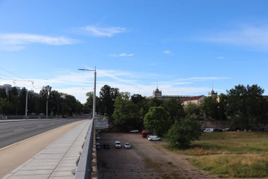 DRESDEN, GERMANY - Temmuz 06, 2024: Landgericht ile birlikte Neustadt 'tan Altstadt' a giden Alberbruecke veya Alber köprüsünden görüş. Yüksek kalite fotoğraf