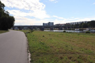 DRESDEN, ALMANY - 06 Temmuz 2024: Elbe 'nin güneyinden Albert Köprüsü veya Alberbruecke' ye doğru görüş. Yüksek kalite fotoğraf