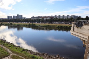 DRESDEN, ALMANY - Temmuz 06, 2024: Elbe üzerinden Altstadt tarafına doğru Albert Köprüsü 'ne yakın Neustadt tarafından görünüm. Yüksek kalite fotoğraf