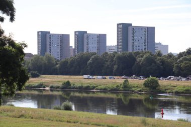 DRESDEN, ALMANY - Temmuz 06, 2024: Elbe üzerinden Altstadt tarafına doğru Albert Köprüsü 'ne yakın Neustadt tarafından görünüm. Yüksek kalite fotoğraf