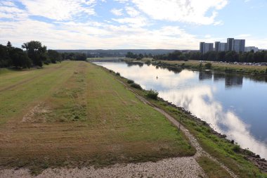 DRESDEN, ALMANY - Temmuz 06, 2024: Elbe üzerinden Altstadt tarafına doğru Albert Köprüsü 'ne yakın Neustadt tarafından görünüm. Yüksek kalite fotoğraf