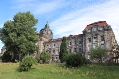 DRESDEN, GERMANY - Temmuz 06, 2024: SMR, Saechsisches Staatsministerium from river bank. Yüksek kalite fotoğraf