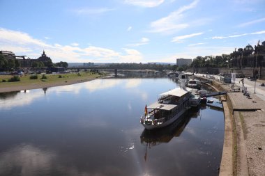 DRESDEN, ALMANY - 06 Temmuz 2024: Elbe ile kale meydanından Terrassenufer 'e görüş. Yüksek kalite fotoğraf
