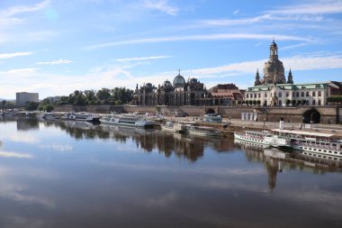 DRESDEN, ALMANY - 06 Temmuz 2024: Augustus Köprüsü 'nden Bruehls Terası' na ve teras littoral manzarası. Yüksek kalite fotoğraf