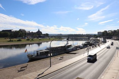 DRESDEN, ALMANY - 06 Temmuz 2024: Elbe ile kale meydanından Terrassenufer 'e görüş. Yüksek kalite fotoğraf